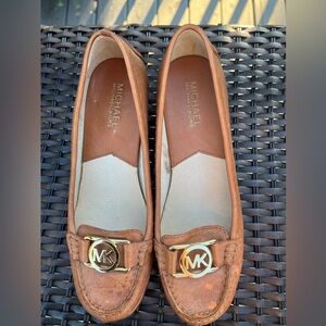 Michael Kors heeled shoe. S - 7M. tiny water drop stains on toe of shoe.  Cognac